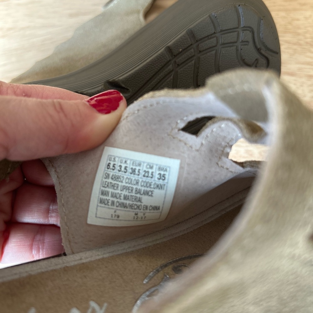 Sketchers Memory Foam Women’s Size 6.5 Like New - image 3